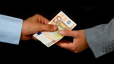 Bir kadın (iş için 50 euro veriyor adam)