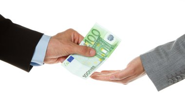 Bir kadın (iş için 100 euro veriyor adam)