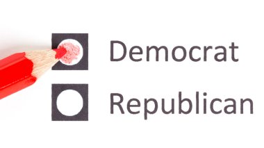 Kırmızı kalem Demokrat ve Cumhuriyetçi arasında seçim yapma