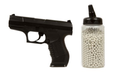 Siyah bir silahla (airsoft beyaz toplar)