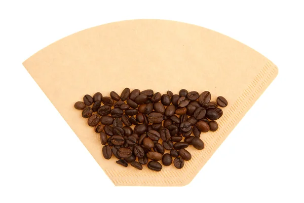 Grãos de café em um filtro de café (fundo branco ) — Fotografia de Stock