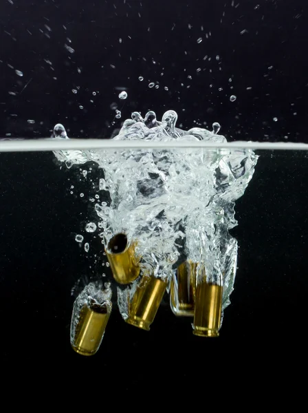 9mm Koffer mit Spritzwasser — Stockfoto