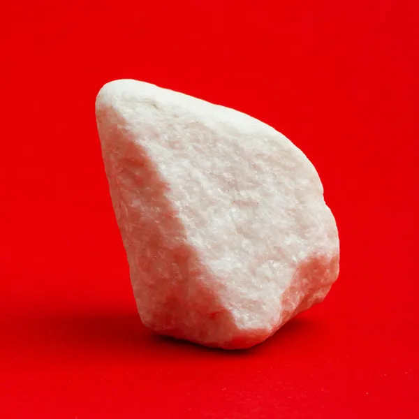 Lśniący biały kamień na białym tle — Zdjęcie stockowe