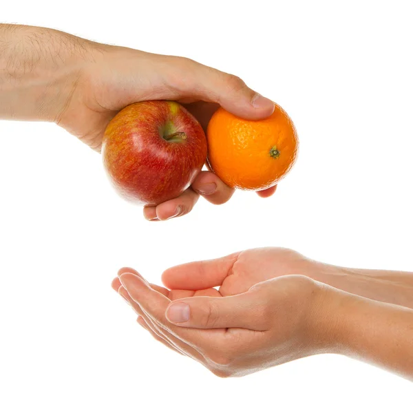 Dar una manzana y una naranja — Foto de Stock