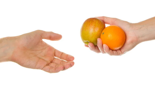 Geven een appel en een oranje — Stockfoto