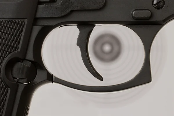 El gatillo de una pistola con un objetivo de tiro — Foto de Stock