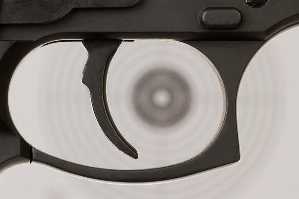 Der Abzug einer Handfeuerwaffe mit Schießzielscheibe — Stockfoto