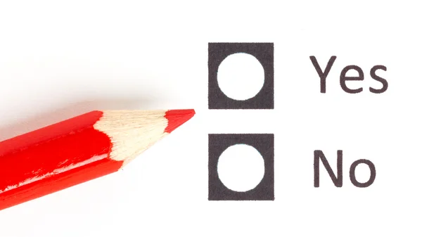 Κόκκινο μολύβι επιλέγοντας μεταξύ ναι ή όχι — Φωτογραφία Αρχείου