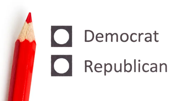 Красный карандаш выбор между демократом и республиканцем — стоковое фото