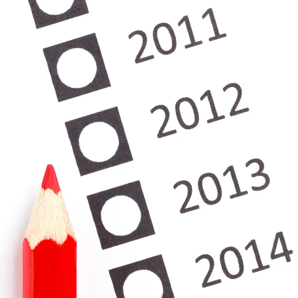 Lápis vermelho escolhendo uma data — Fotografia de Stock