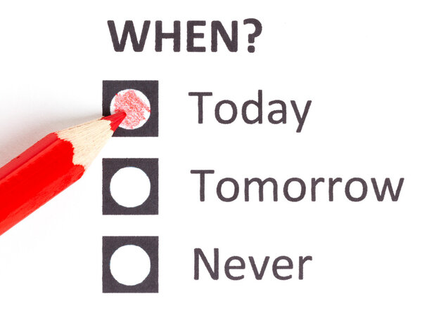 Красный карандаш выбирает правильную дату
