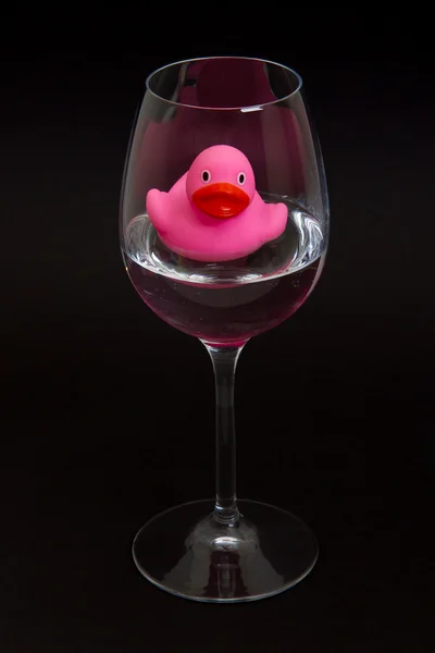 Pato de goma rosa en una copa de vino — Foto de Stock