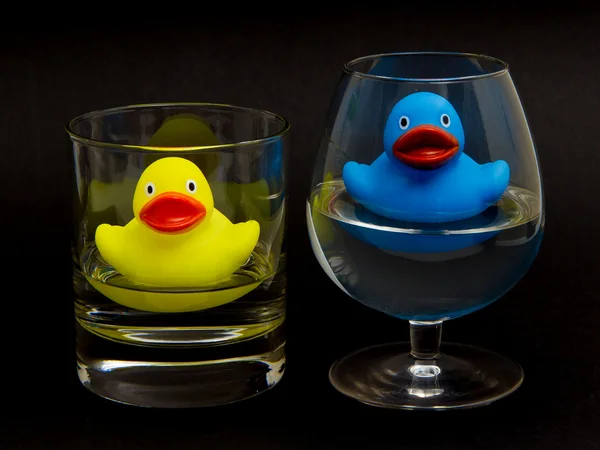 Pato de goma azul y amarillo en vasos — Foto de Stock