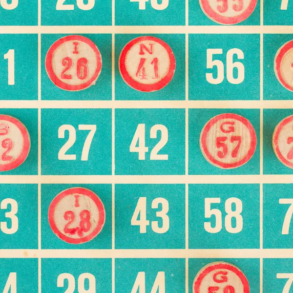 Numéros en bois utilisés pour le bingo — Photo