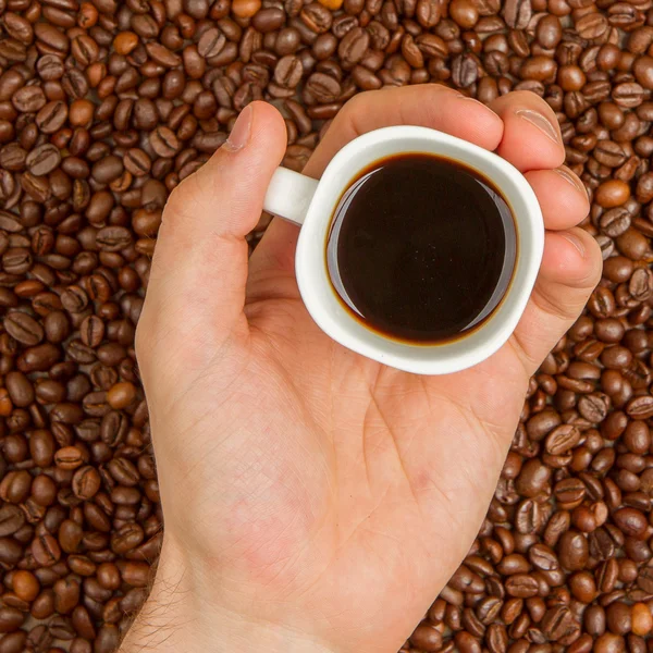 Kopje koffie op bonen. bovenaanzicht — Stockfoto