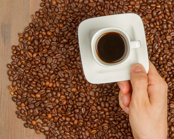 Kopp kaffe på bönor. ovanifrån — Stockfoto