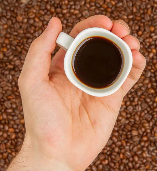 Kopje koffie op bonen. bovenaanzicht — Stockfoto