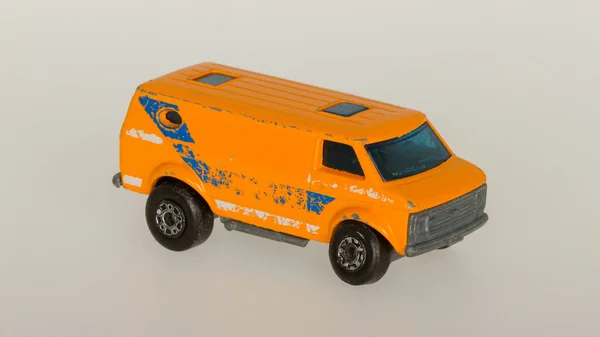 Çok eski bir oyuncak araba (1970 turuncu van) — Stok fotoğraf