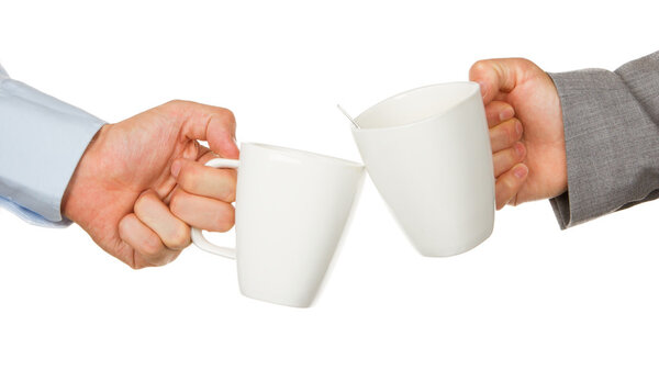 Деловые партнеры держат чашки кофе в руках
