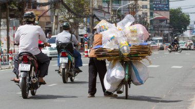 Hue, vietnam - 25 Temmuz 2012. Vietnamlı bir kadın onun parça bulunmaktadır Paketli