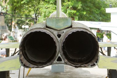 eski bir vietnam savaş uçağının egzoz