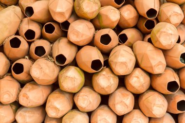 bir fabrikada satılmak üzere bekleyen seramik