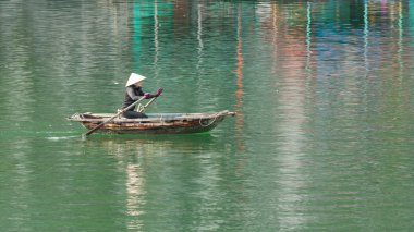 bay, vietnam 10 Ağustos 2012 - gıda satan tekne ha uzun. birçok vi