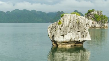 halong bay, vietnam kalker taşları