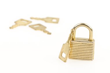 kapalı asma kilit ve anahtarları izole