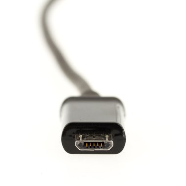 mini usb kablosu üzerinde beyaz izole