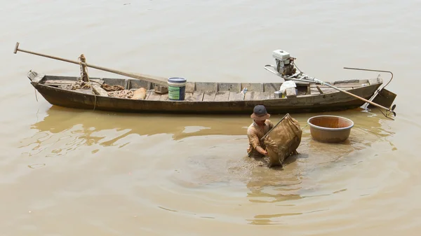 Vietnamský rybář hledá skořápky ve vodě — Stock fotografie