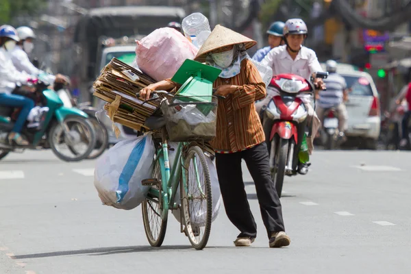 HUE, VIETNAM - JULY 25. Vietnamese woman packed her possesions o — Stock Photo, Image