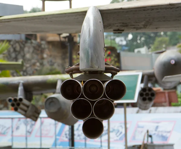 Lançador de foguetes de 6 tubos em um helicóptero militar — Fotografia de Stock