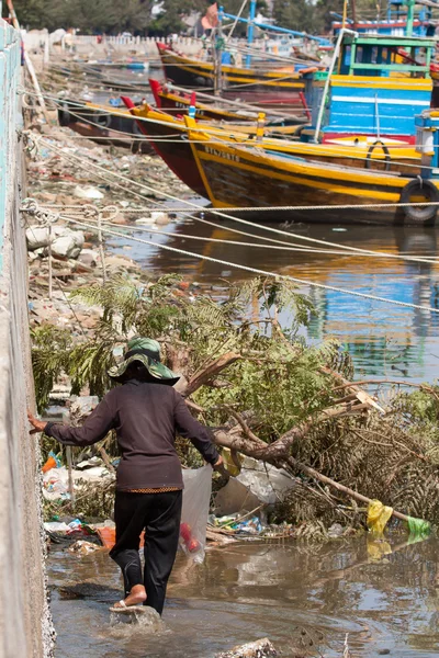 베트남에서 항구에 쓰레기를 수집 하는 여자 — 스톡 사진