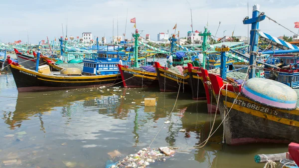 Barcos de pesca em um porto — Fotografia de Stock