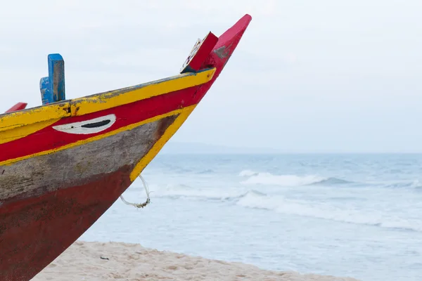 Bateau de pêche en bois coloré à la mer de Chine — Photo