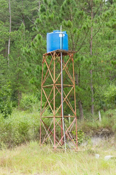 Primitivní modré vodárenská věž — Stock fotografie
