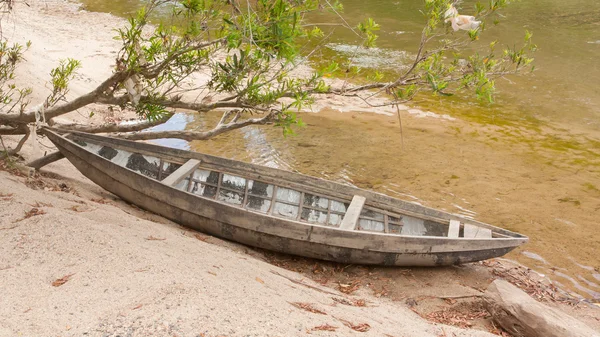 Petit bateau à rames au bord d'une petite rivière — Photo