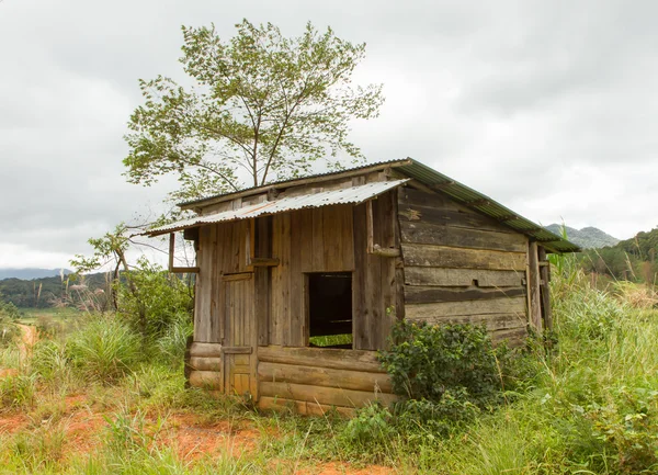 Старый заброшенный деревянный домик — стоковое фото