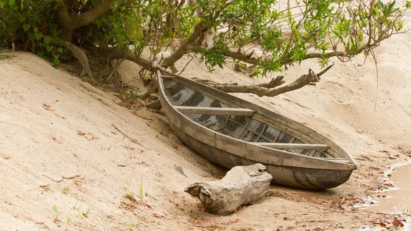 Liten roddbåt på stranden av en liten flod — Stockfoto