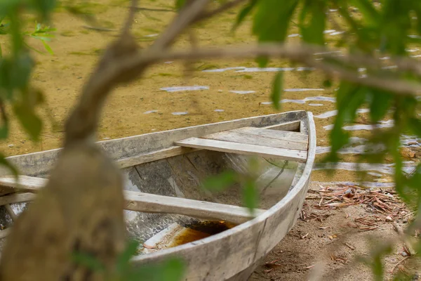 Kleines Ruderboot am Ufer eines kleinen Flusses — Stockfoto