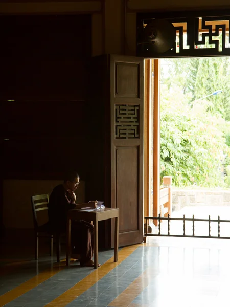 DA NANG, VIETNAM - JULY 28: Buddhist monk writing in a book in t — Stock Photo, Image