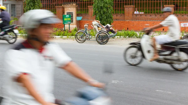 DA NANG, VIETNAM, 31 JULY 2012. Sleeping cyclo driver in it's ow — Stock Photo, Image