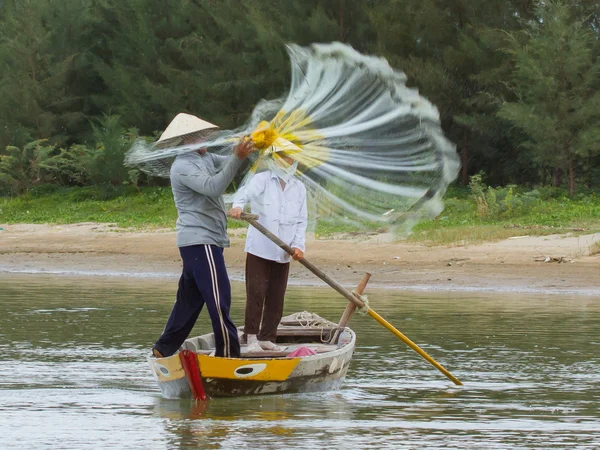 Pescarul pescuiește cu o plasă mare într-un râu din Vietnam — Fotografie, imagine de stoc