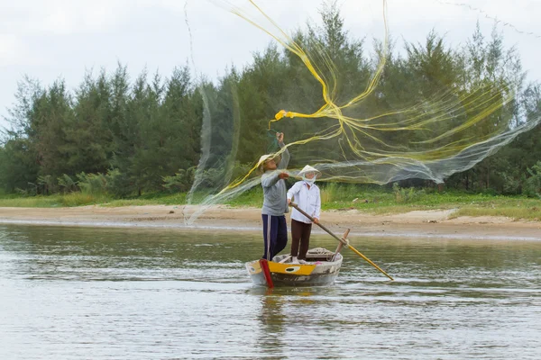 Fischer fischt mit einem großen Netz in einem Fluss in Vietnam — Stockfoto