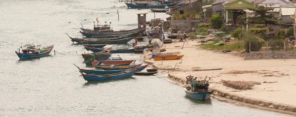 Barche da pesca in un porto — Foto Stock