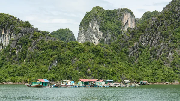 Floating fisherman's village in ha long bay — Stock Photo, Image