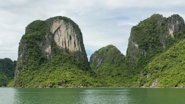 Limestone rocks in Halong Bay, Vietnam — Stock Photo, Image