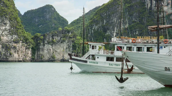 HA LONG BAY, VIETNAM AUG 10, 2012. Tourist Boats in Ha Long Bay. — Stock Photo, Image