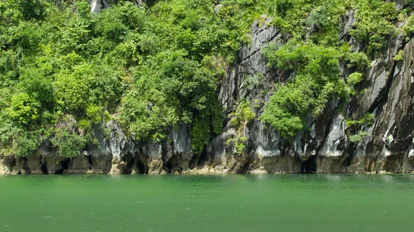 Rochers calcaires dans la baie d'Halong, Vietnam — Photo